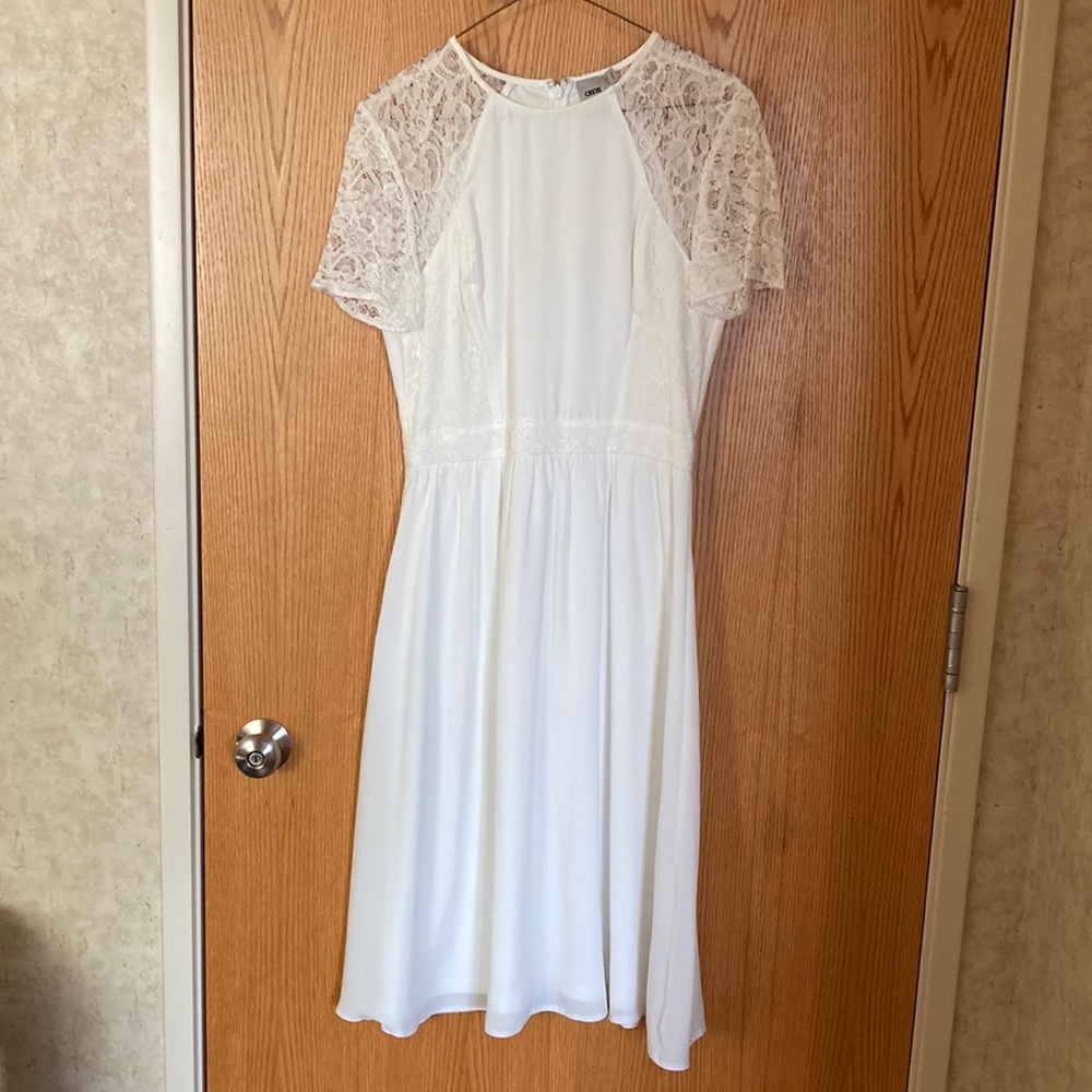 ASOS US Size 8 Flowy White Short Sleeved Dress w Lace Accents Falls Below Knee
